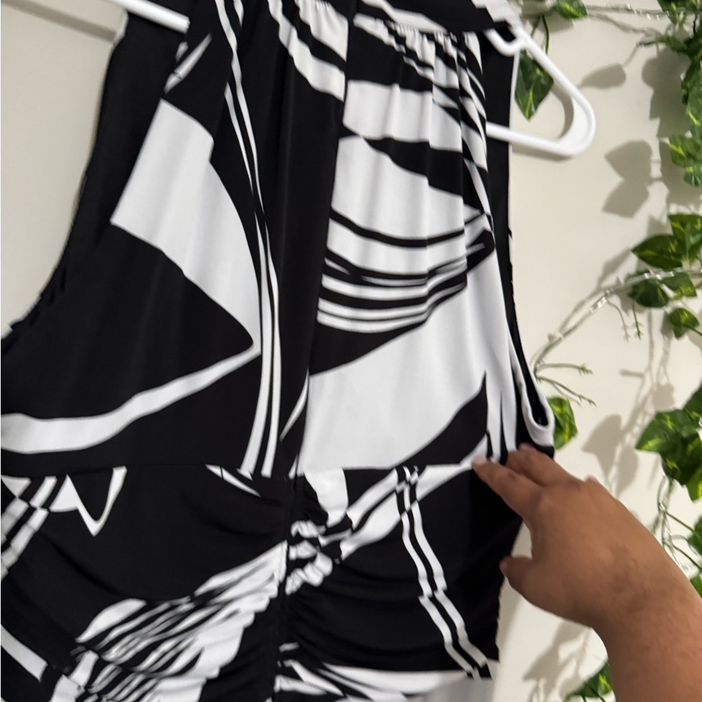 Black and White Sleeveless Dress - Picture 5 of 7